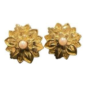 Gold Tone Floral Clip On Earrings Faux Pearl Center J22